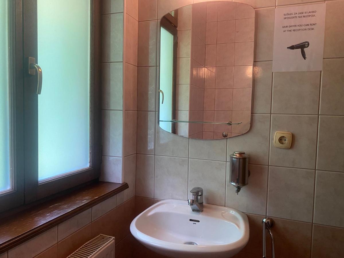 Youth Hostel Bledec Ngoại thất bức ảnh